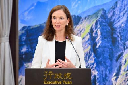 2026年5月25日行政院長卓榮泰接見加拿大駐台北貿易辦事處何曼麗代表一行 　共5張
