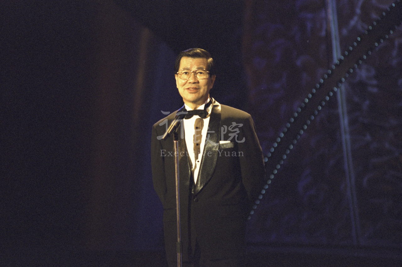 1997年12月13日行政院長蕭萬長參加八十六年金馬獎頒獎典禮 共1張 　共1張