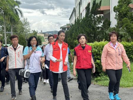 2024年7月27日_3行政副院長鄭麗君視察南投縣水里國中操場旁土坡崩塌情形_1 _1_　共7張
