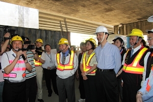 朱立倫視察台鐵浮洲站捷運通勤車站新建工程 　共1張