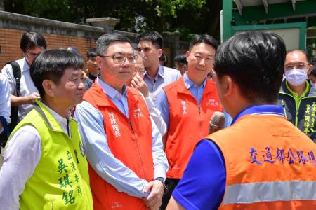 2024年6月29日行政院長卓榮泰視察永續提升人行安全計畫改善成果。