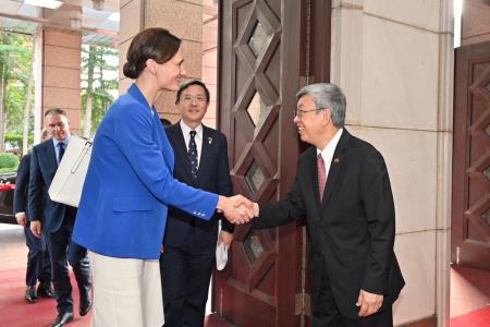 2023年10月23日行政院長陳建仁接見「立陶宛國會議長希米利特」一行　共6張