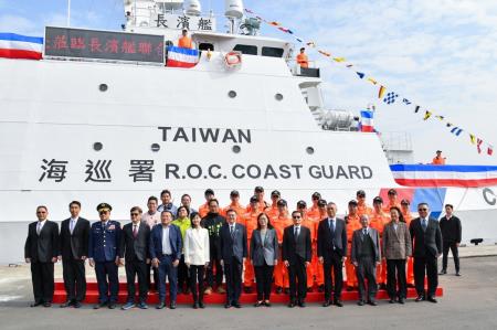 2025年1月10日行政院長卓榮泰出席「長濱艦交船、CG612命名下水、PP-10096、PP-3525交船聯合典禮」S__137781256_0　共10張