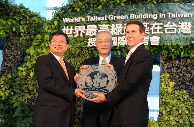 吳揆出席「世界最高綠建築在台灣」國際授證記者會 　共1張
