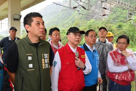 2024年7月27日行政院長卓榮泰視察台鐵和仁至崇德間路段災損情形 _4_.jpg