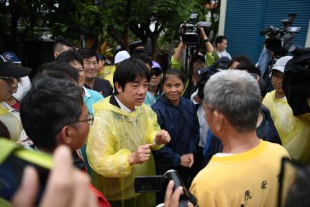 行政院長賴清德視察布袋鎮考試里淹水水退情形3