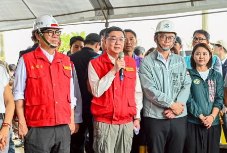 2026年6月27日行政院長卓榮泰視察美濃區木瓜災損情形 　共10張