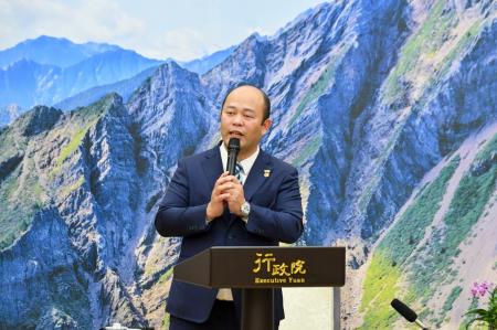 卓院長今（1）日接見國際青年商會中華民國總會「第62屆十大傑出青年當選人」照片_10 共10張　共10張