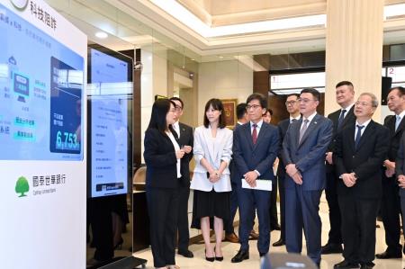 2024年9月16日行政院長卓榮泰視察「國泰世華商業銀行臨櫃關懷阻詐執行情形」S__108790226_0　共7張
