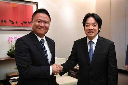 1071025行政院長賴清德接見「中華民國第56屆十大傑出青年」_S__884738 　共6張