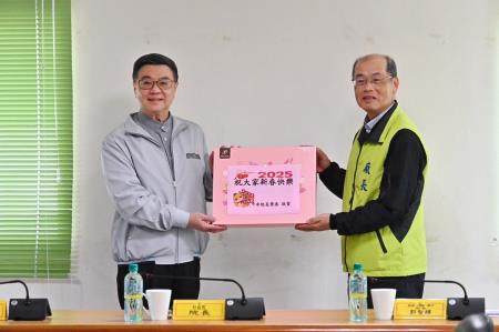 卓院長今（27）日慰勉「高雄興達電廠春節大修員工」照片共6張