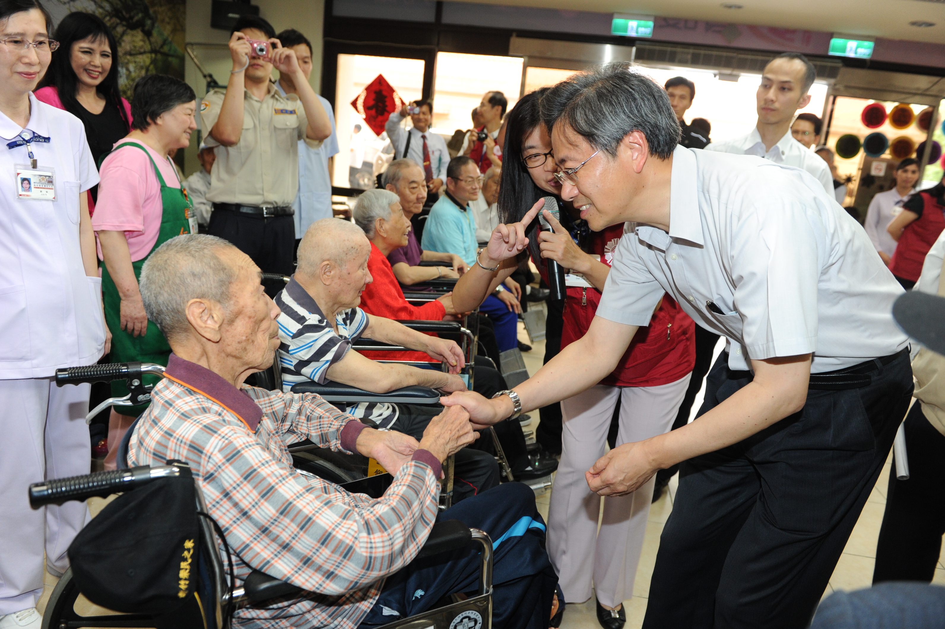 張揆訪視新竹榮民之家 盼落實對榮民長輩照護　共4張