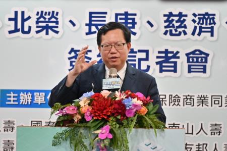 2023年7月4日行政院副院長鄭文燦出席中華民國人壽保險商業同業公會「保險理賠醫起通」簽約記者會　共4張