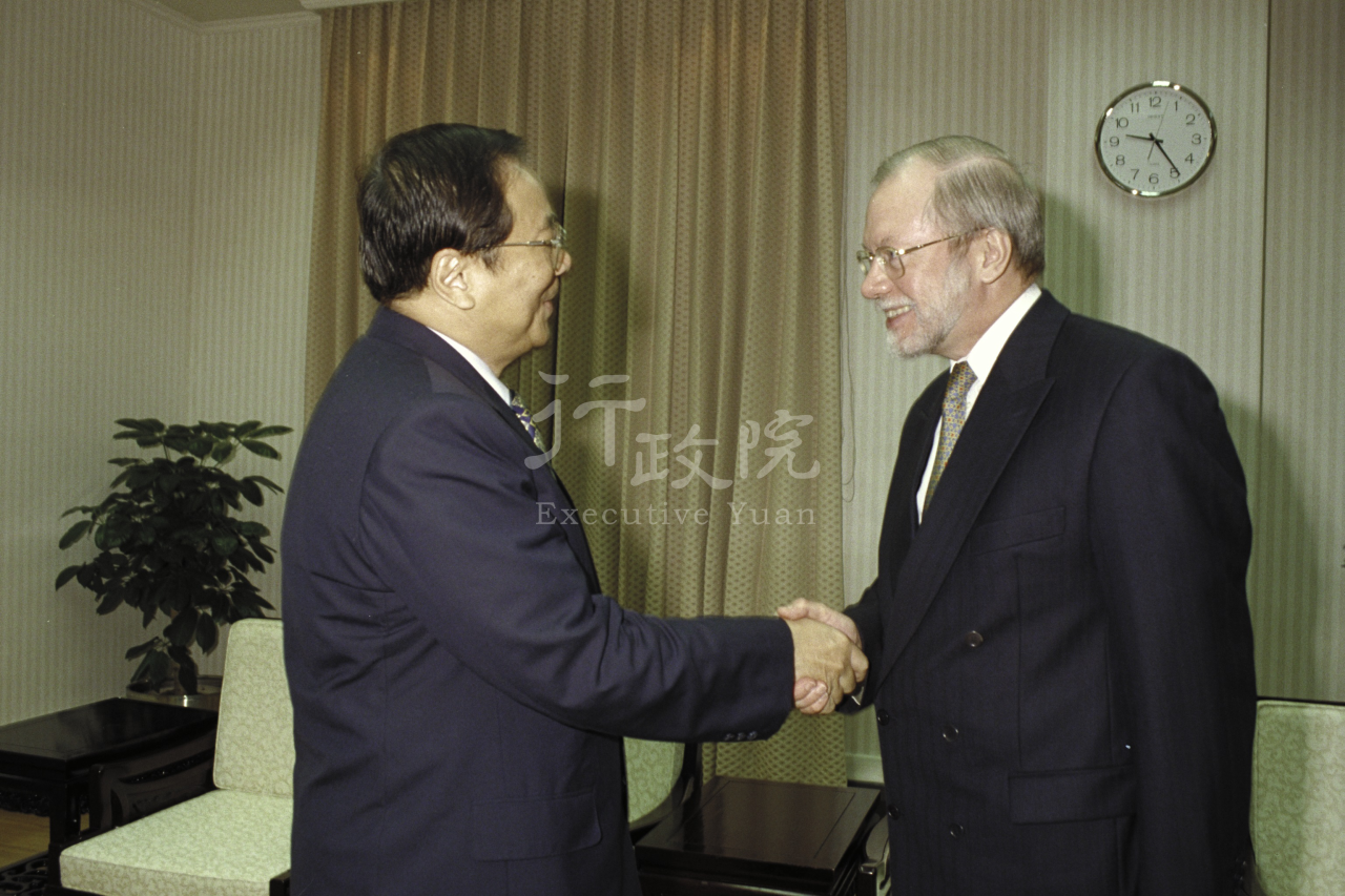 2000年10月13日行政院長張俊雄接見法國在台協會主任史鼐(GERARD CHESNEL) 共1張 　共1張