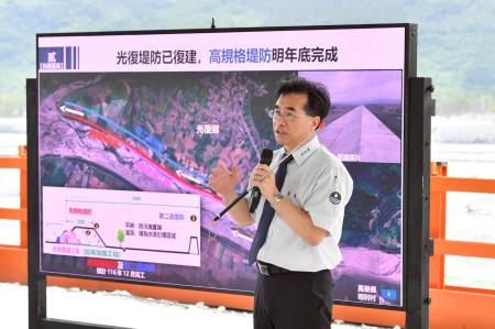 2026年5月29日行政院長卓榮泰視察馬太鞍溪堤防工程防汛整備情形 　共7張