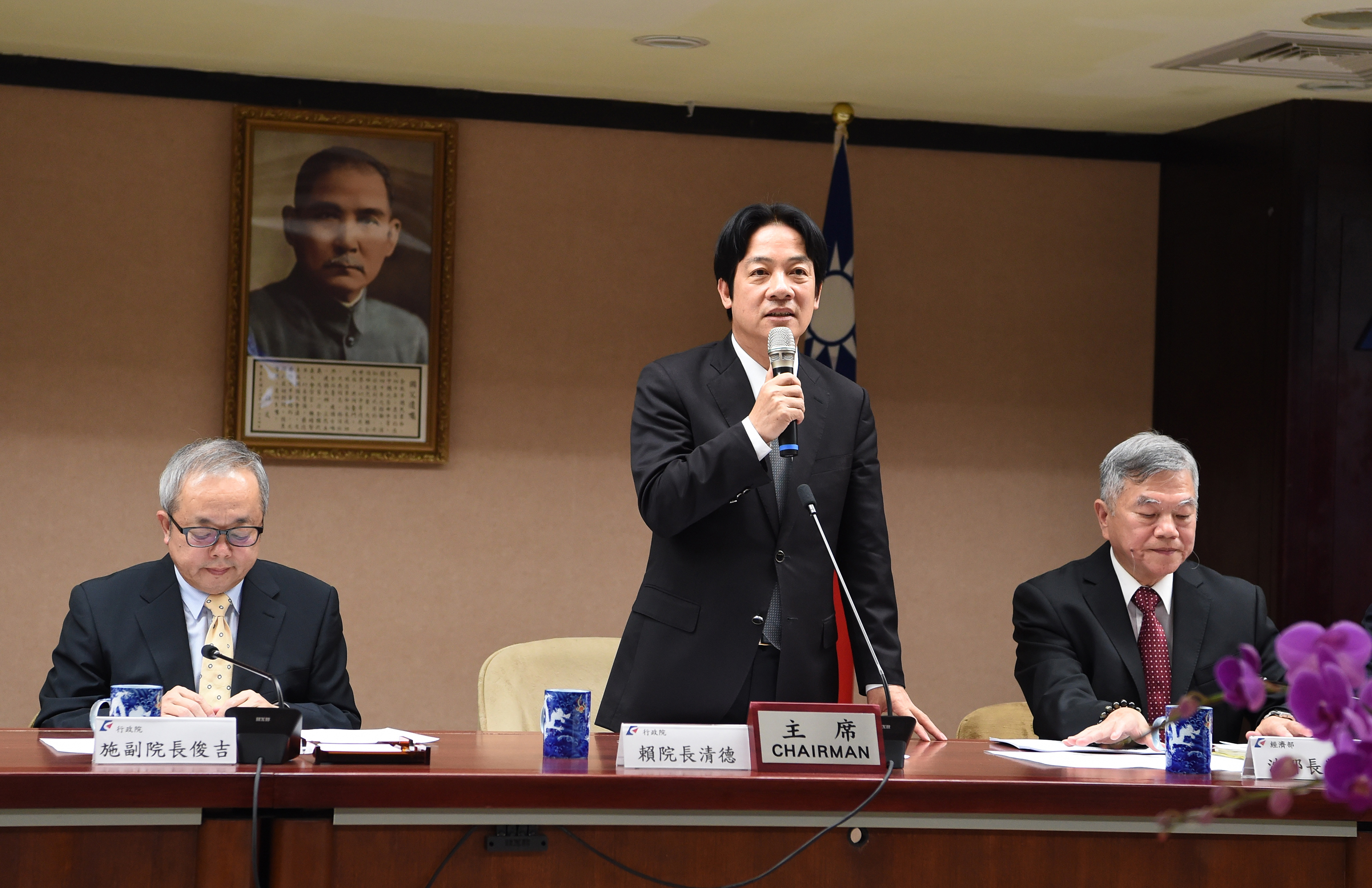 視察經濟部聽取「產業五缺的情形及因應對策」簡報 賴揆期許推動經濟展現成效　共4張