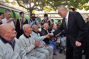 吳揆出席「寒冬送暖、88有愛」88風災災區農特產品高雄市行銷展售活動 　共1張