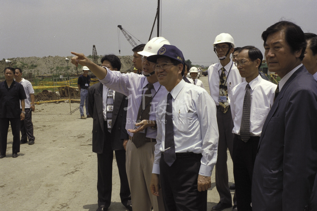 1998年5月22日行政院長蕭萬長巡視台南科學園區 共1張 　共1張