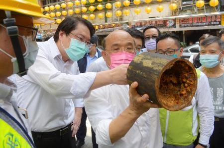 S__2021年7月13日行政院長蘇貞昌視察基隆市過港路汰換管線工程 　共6張