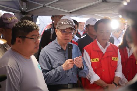 2025年7月8日行政院長卓榮泰視察台電特高壓電塔大寮-新塭線2、3、4號鐵塔倒塌受損情形S__141082638_0　共10張