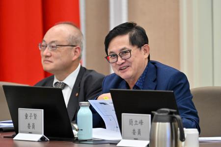 鄭副院長今(31)日主持「行政院智慧國家推動小組」第5次會議照片 共7張 　共7張
