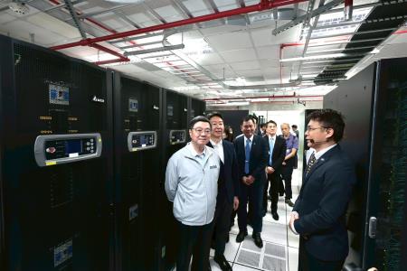 2026年5月29日行政院長卓榮泰視察交通部中央氣象署暨超級電腦機房 　共6張