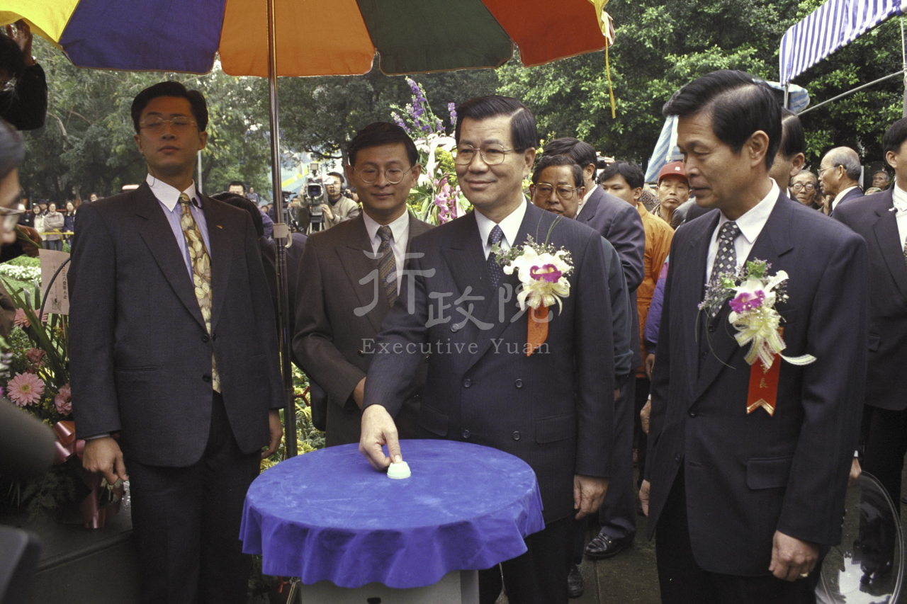 1998年2月28日行政院長蕭萬長參加二二八紀念儀式 共1張 　共1張