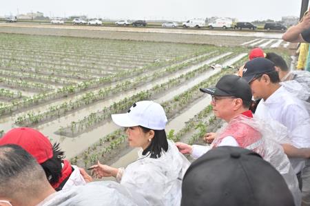 視察青蔥、落花生等農作災損情形 　共14張