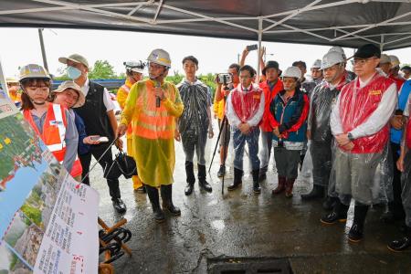 2024年7月27日行政院長卓榮泰視察台9線164.2k邊坡災點搶修情形_2_.jpg