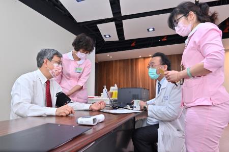 2023年3月6日行政院長陳建仁「疫苗加一 解封安心」接種COVID_19疫苗2　共3張