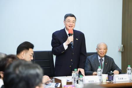 2025年8月14日行政院長卓榮泰參訪慶鴻機電並與機械（含工具機）業者交流座談會 　共15張