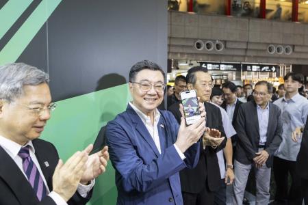 2026年9月5日行政院長卓榮泰出席「115年度九三敬軍優惠系列活動-英雄饗宴 飽家味國」展售會 　共10張