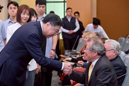 2026年5月11日行政院長卓榮泰出席「兩公約第四次國家報告國際審查會議」開幕式 　共7張