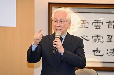 2024年8月6日行政院長卓榮泰視察工研院創新科技成果5　共11張