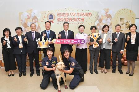 2024年7月1日行政院長卓榮泰出席「113年稅務節慶祝暨表揚大會」　共8張