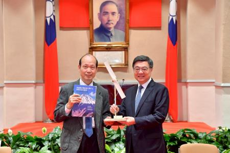 2026年6月3日行政院長卓榮泰接見「KidWind 2026風力能源世界賽台灣代表隊」一行 　共7張