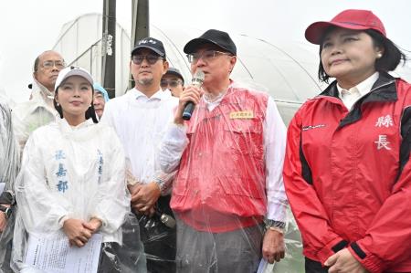 視察青蔥、落花生等農作災損情形 　共14張