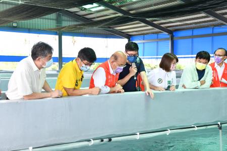2022年6月12日行政院長蘇貞昌視察石斑魚養殖與出口情形及因應對策