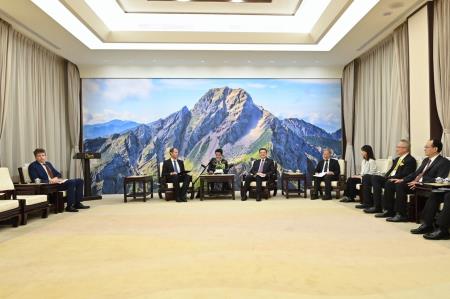 2024年10月16日行政院長卓榮泰接見歐洲經貿辦事處_EETO_谷力哲處長一行6　共7張