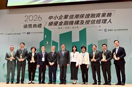 2026年3月16日行政院長卓榮泰出席2026中小企業信用保證融資業務績優金融機構及授信經理人頒獎典禮 　共6張
