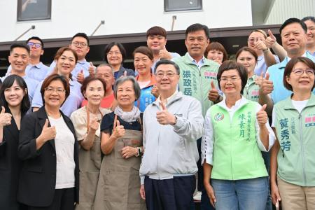 2026年8月15日行政院長卓榮泰參訪左鄰秀家人照顧咖啡館 　共8張
