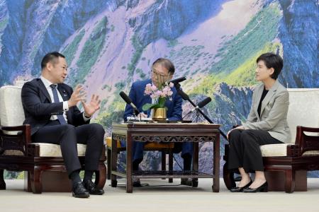 2024年7月16日行政院副院長鄭麗君接見日本自民黨台灣政策研究小組召集人鈴木馨祐眾議員 _2_　共4張
