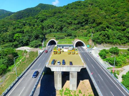 臺9線南迴公路拓寬改善後續計畫已全線通車，可提供臺東地區安全、可靠之聯外道路；圖為草埔森永隧道北洞口。