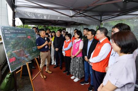 卓院長今(15)日視察「新北市 105 市道改善蜿蜒路段新闢道路工程」辦理情形照片 共7張　共7張