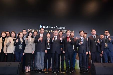 2025年12月9日行政院長卓榮泰出席第三屆「IT Matters Awards」頒獎典禮 　共5張
