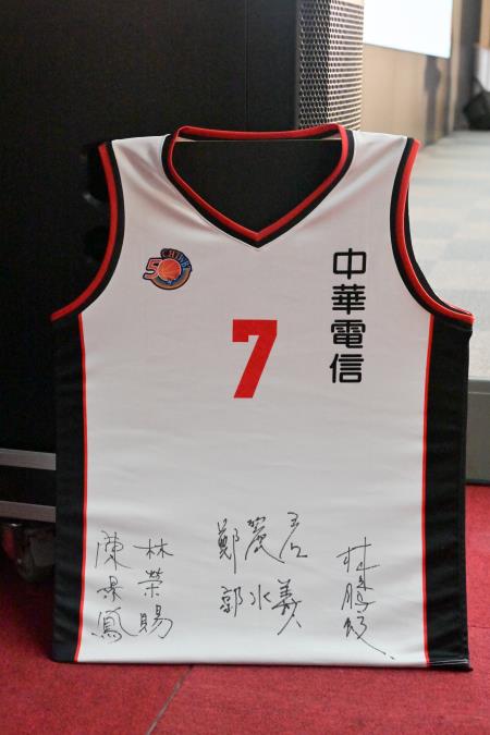 2024年8月23日行政院副院長鄭麗君出席「中華電信女籃五十週年慶典」　共5張