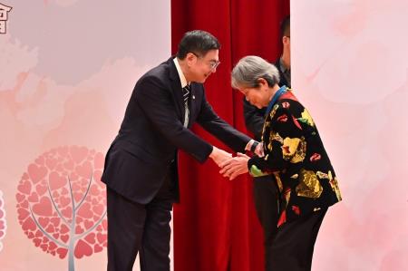 卓院長今（27）日​出席「​113年全國​績優志工表揚典禮」新聞照片 共8張　共8張