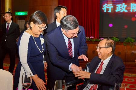 2025年10月19日行政院長卓榮泰出席114 年「僑委會僑務委員會議」行政院院長歡迎酒會 　共5張