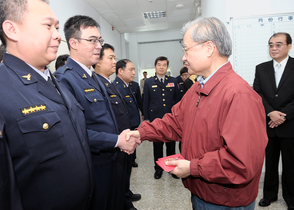 除夕日毛揆訪視高鐵及航空春節疏運狀況並慰勉派出所同仁 　共3張