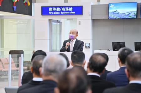 2022年10月13日行政院長蘇貞陪同總統視察「桃園國際機場」1 　共4張